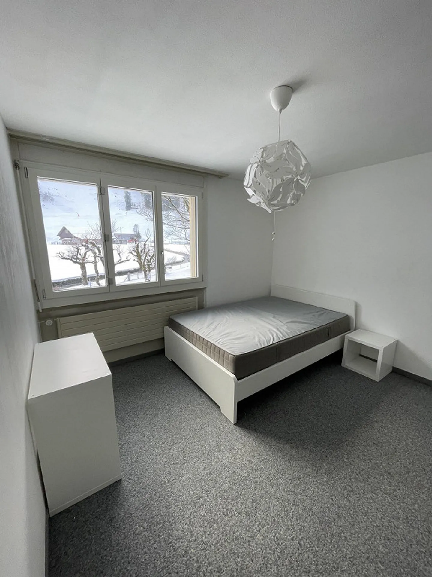 Partially furnished, sunny 2.5 room apartment with unobstructed view - Photo 2 of 11