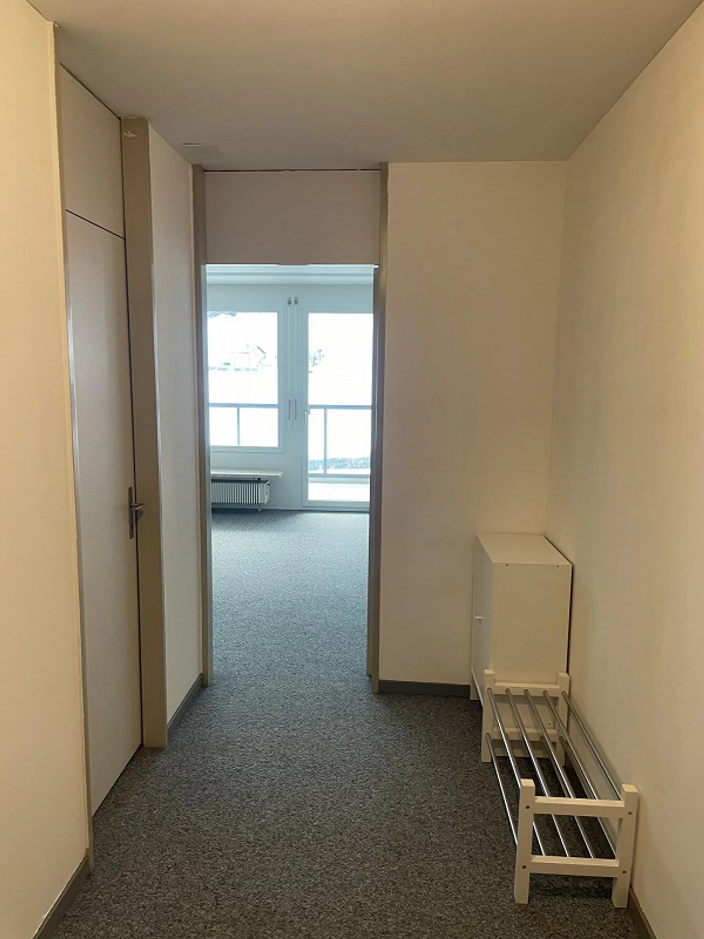 Partially furnished, sunny 2.5 room apartment with unobstructed view - Photo 4 of 11