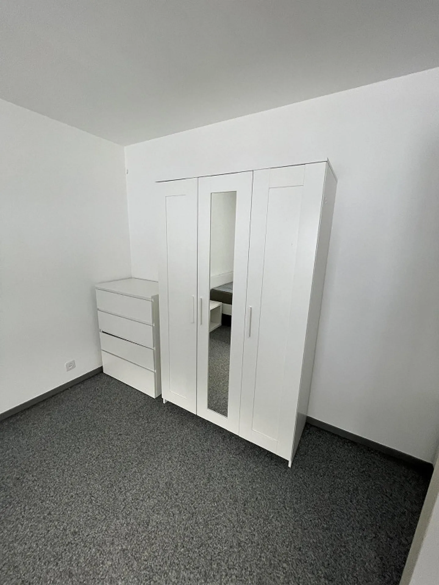 Partially furnished, sunny 2.5 room apartment with unobstructed view - Photo 10 of 11