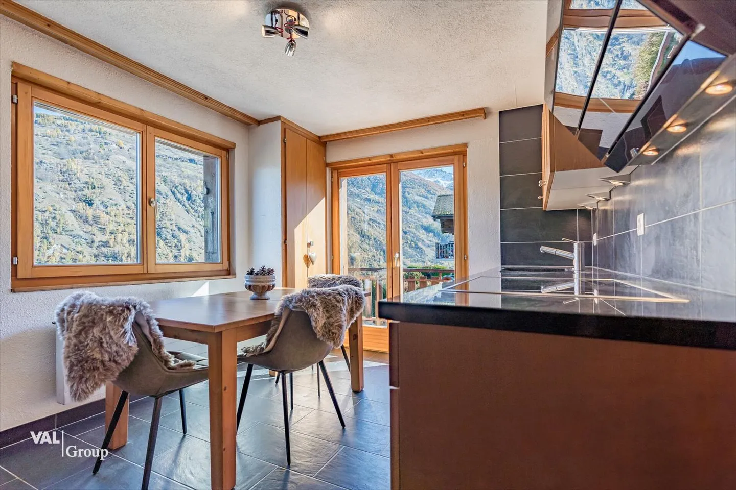 Authenticité et douceur de vivre au coeur d'Euseigne pour cet appartement 6.5 pièces - Foto 3 di 13