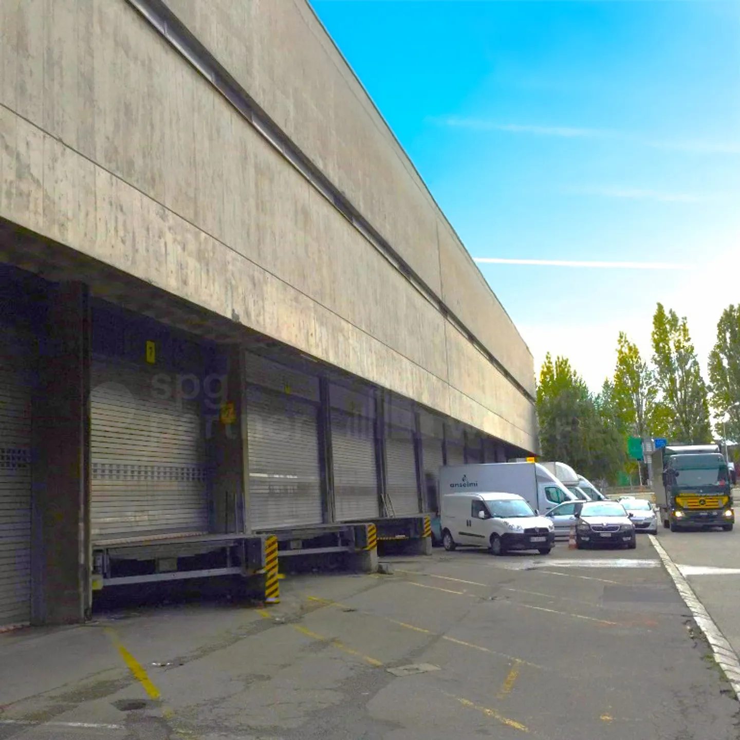 Young 23 - Logistics Warehouse of 2,400 m² - Photo 2 of 3
