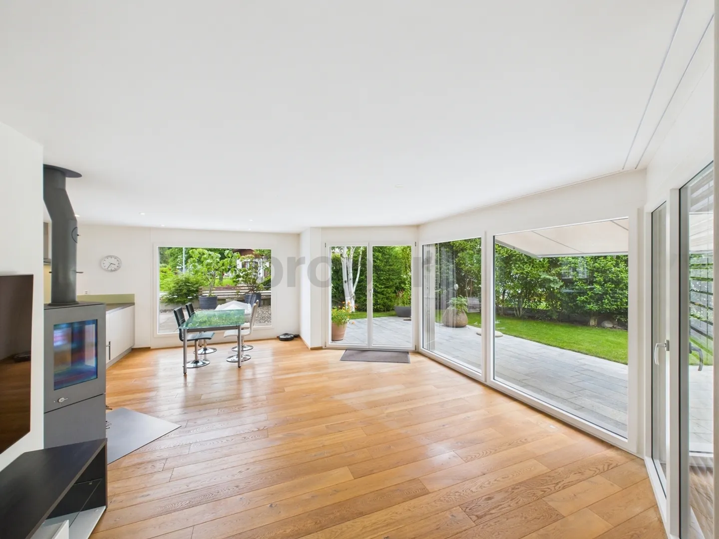 Detached zero-energy house with mountain view, studio & guest apartment - Quiet prime location in Schattdorf! - Photo 2 of 13