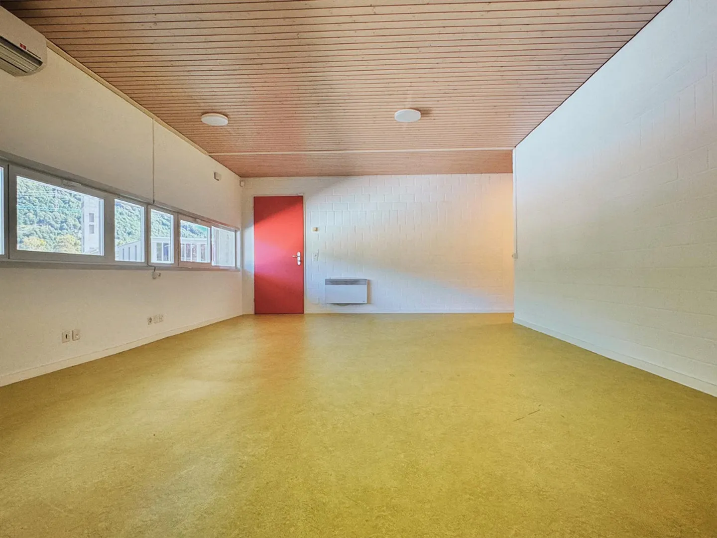 Office with 5 rooms for rent in Roveredo (GR) - Photo 1 of 6