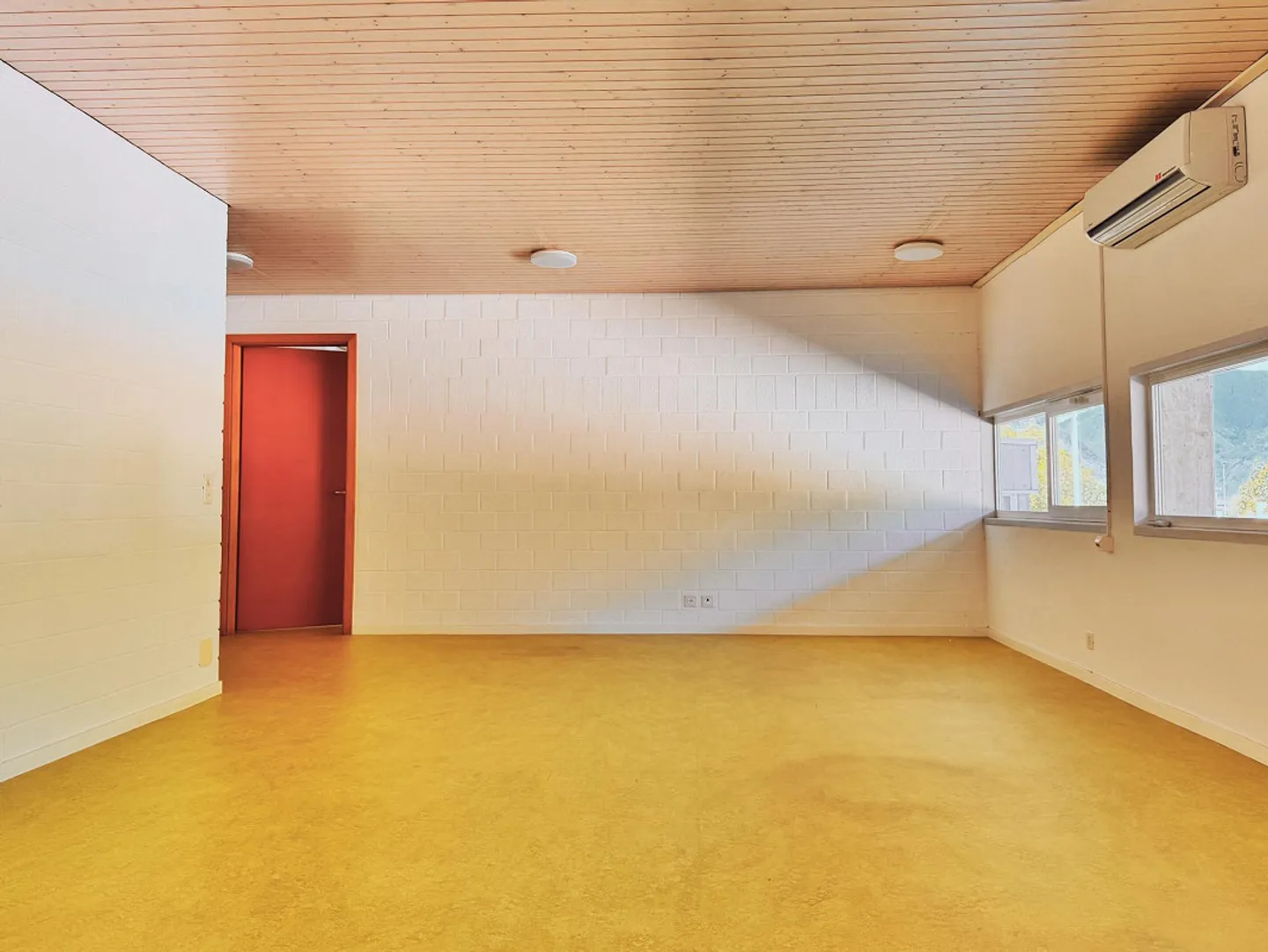 Office with 5 rooms for rent in Roveredo (GR) - Photo 3 of 6