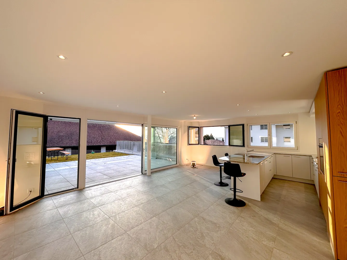 Magnificent 3.5-room apartment on the ground floor - new - Photo 3 of 13