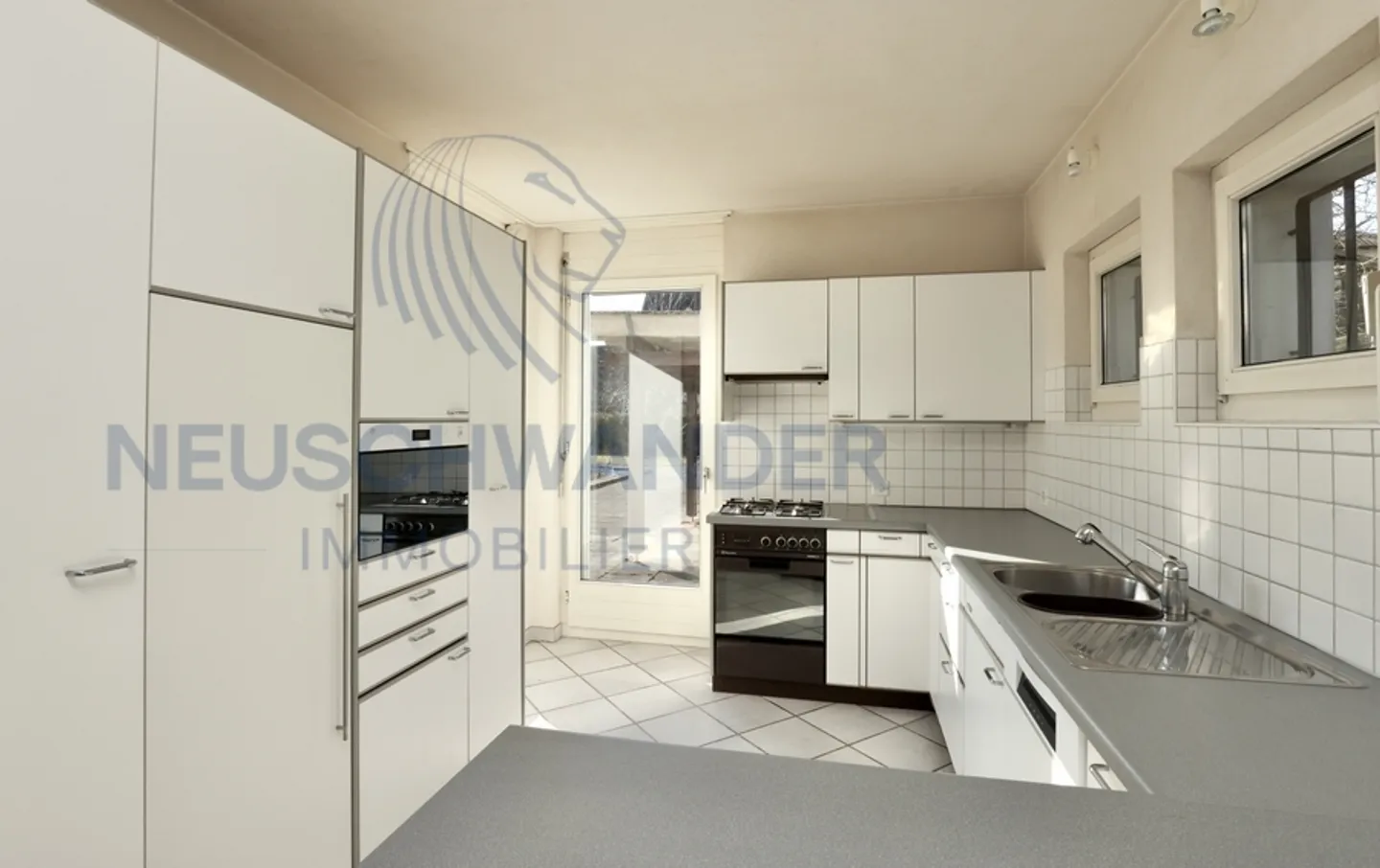 Villa di architetto con magnifico terreno e vista mozzafiato - Foto 11 di 22