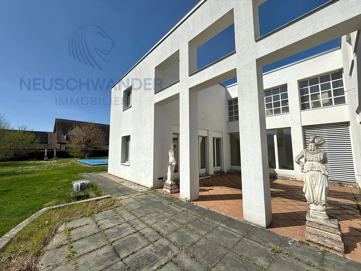 Villa di architetto con magnifico terreno e vista mozzafiato - Foto 3 di 22