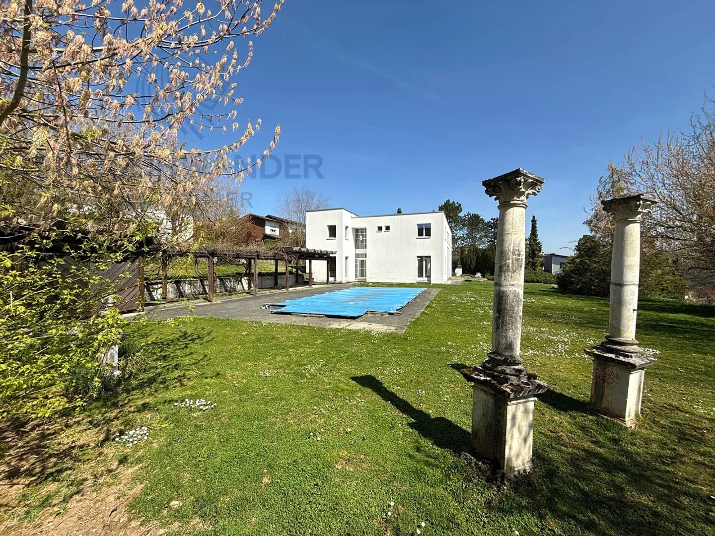 Villa di architetto con magnifico terreno e vista mozzafiato - Foto 4 di 22