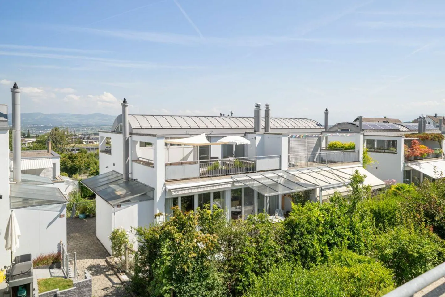 Charmantes Doppeleinfamilienhaus mit viel Raum für Familien - Foto 1 von 6