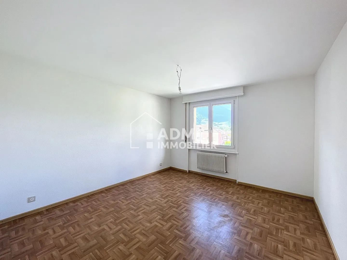 Bright 4.5 Room Apartment - Photo 3 of 8