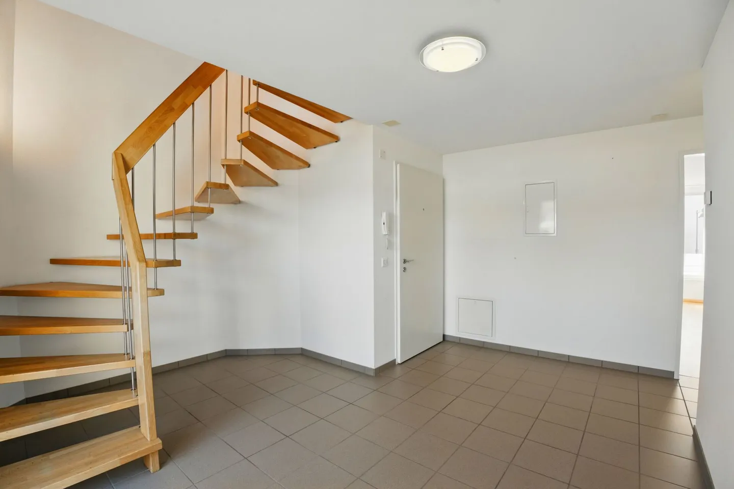 Ampio appartamento duplex di 3,5 locali con molta privacy in una posizione centrale - Foto 2 di 12