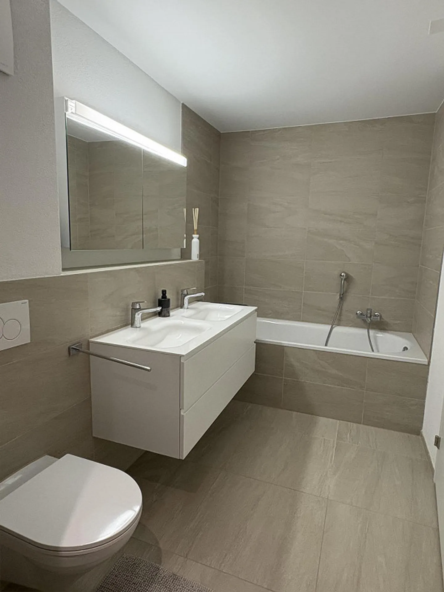 Luminaire 3,5 pièces – Design architectural & grande terrasse - Photo 7 sur 8