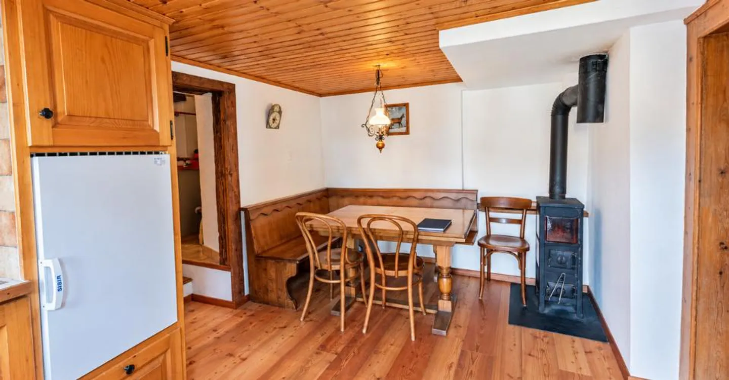 Appartement de caractère à louer à l'année dans un cadre alpin - Photo 4 of 10