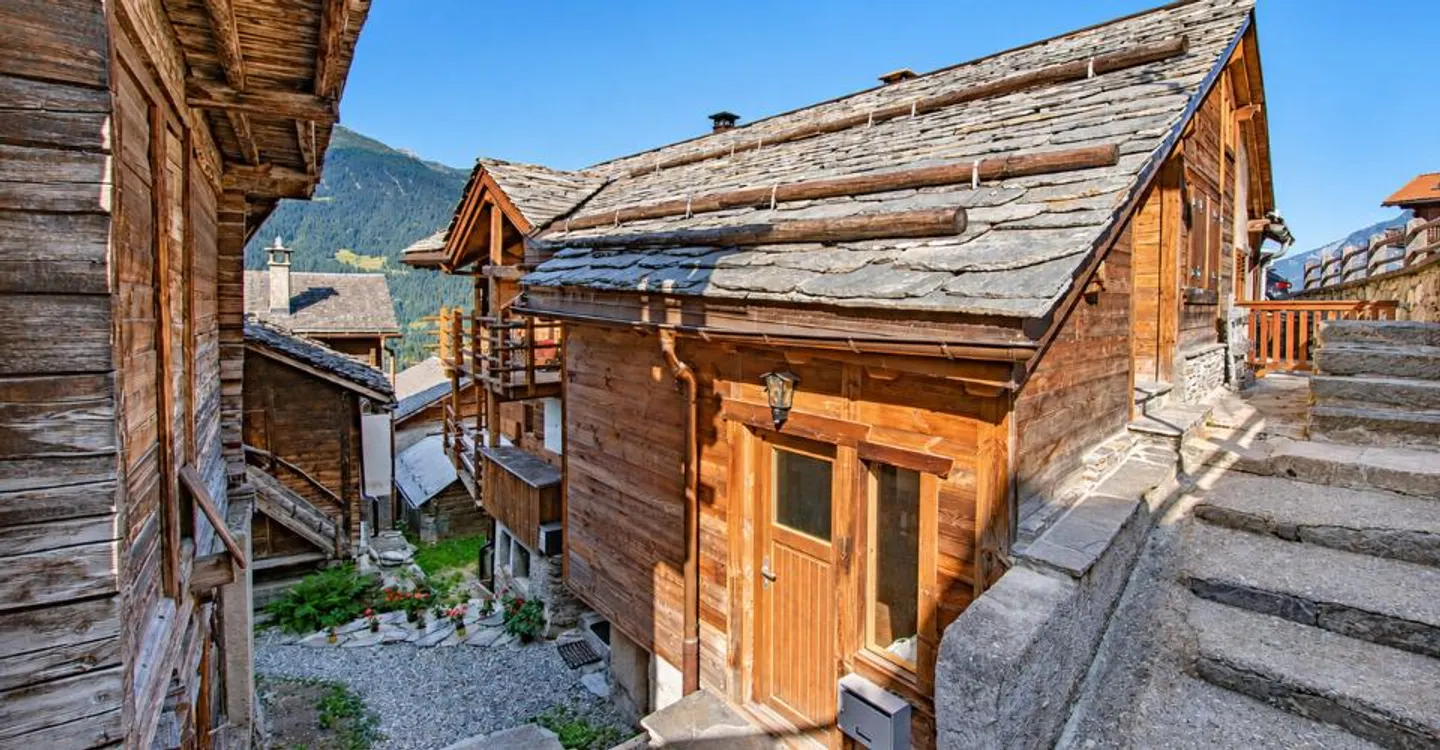 Appartement de caractère à louer à l'année dans un cadre alpin - Photo 2 of 10
