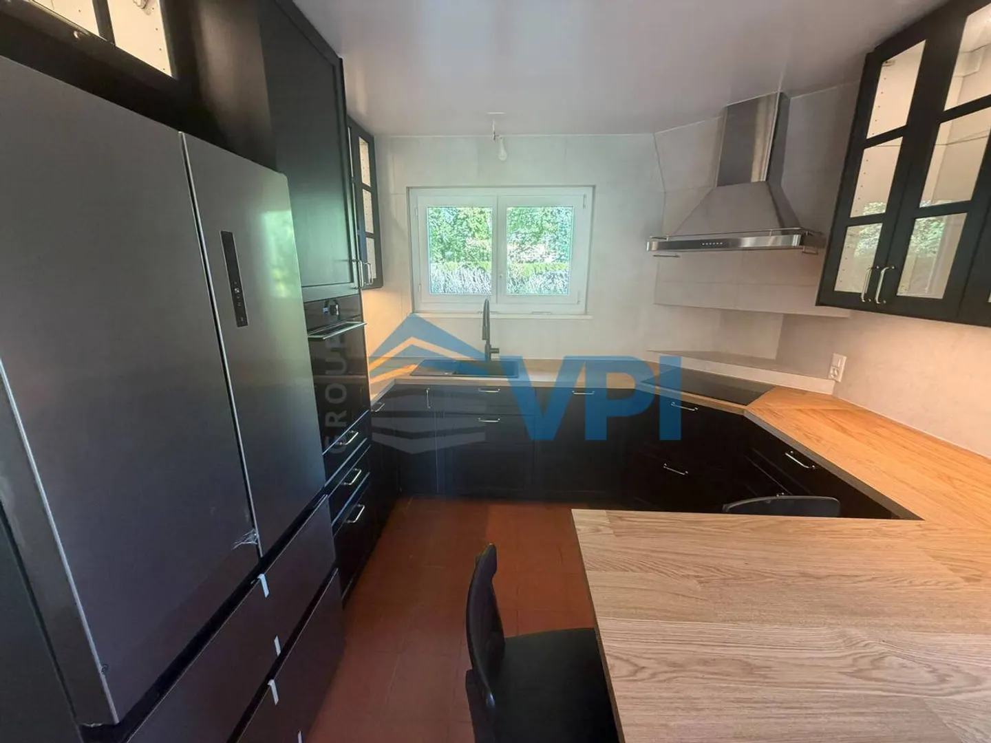Beautiful Renovated Family Villa with Pool and Vineyard Views - Sézenove/Bernex - Photo 27 of 28