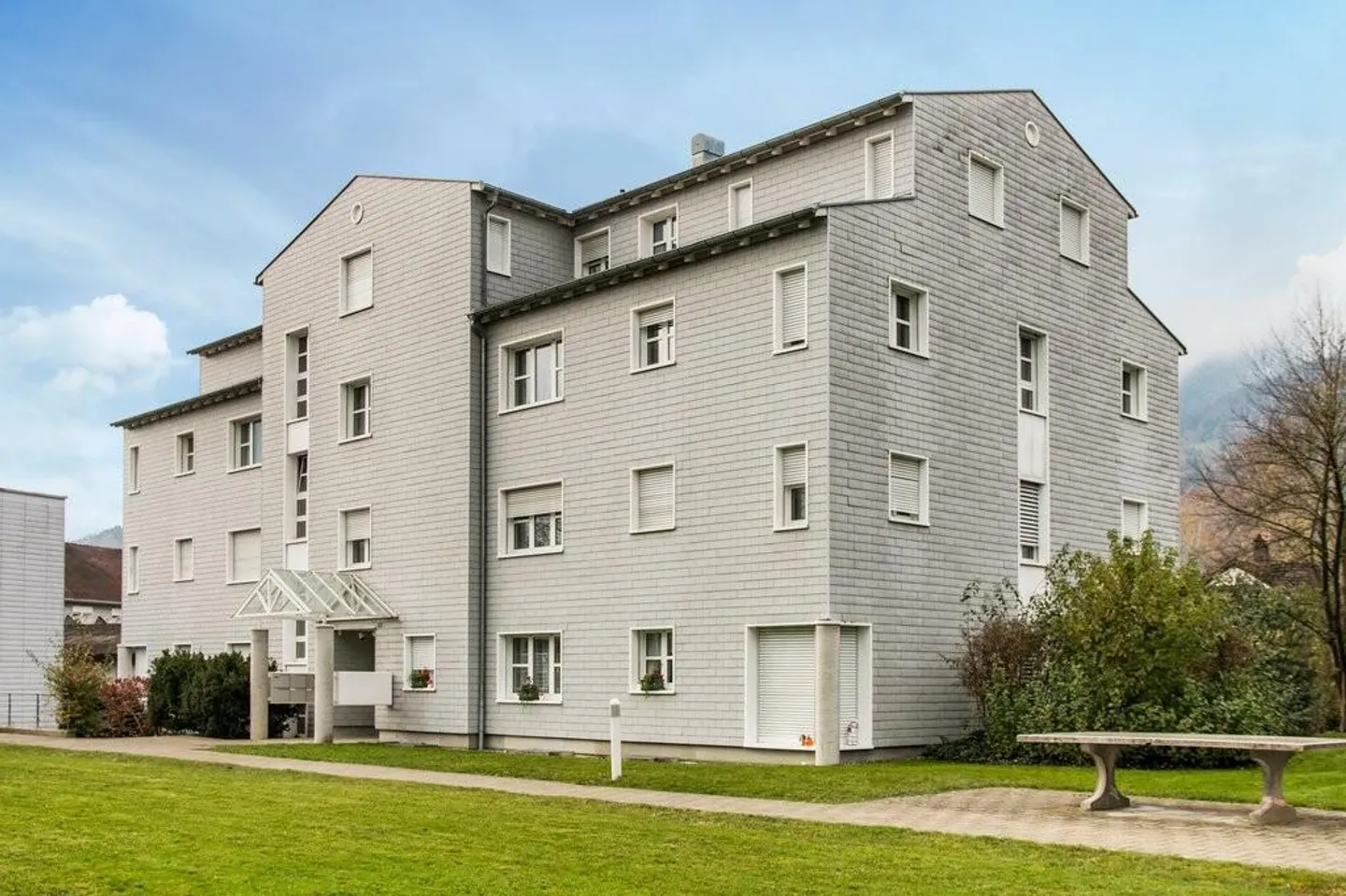 Vivere comodamente in un edificio residenziale ben tenuto - Foto 1 di 7