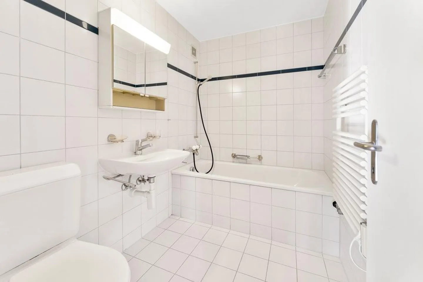 Vivere comodamente in un edificio residenziale ben tenuto - Foto 3 di 7