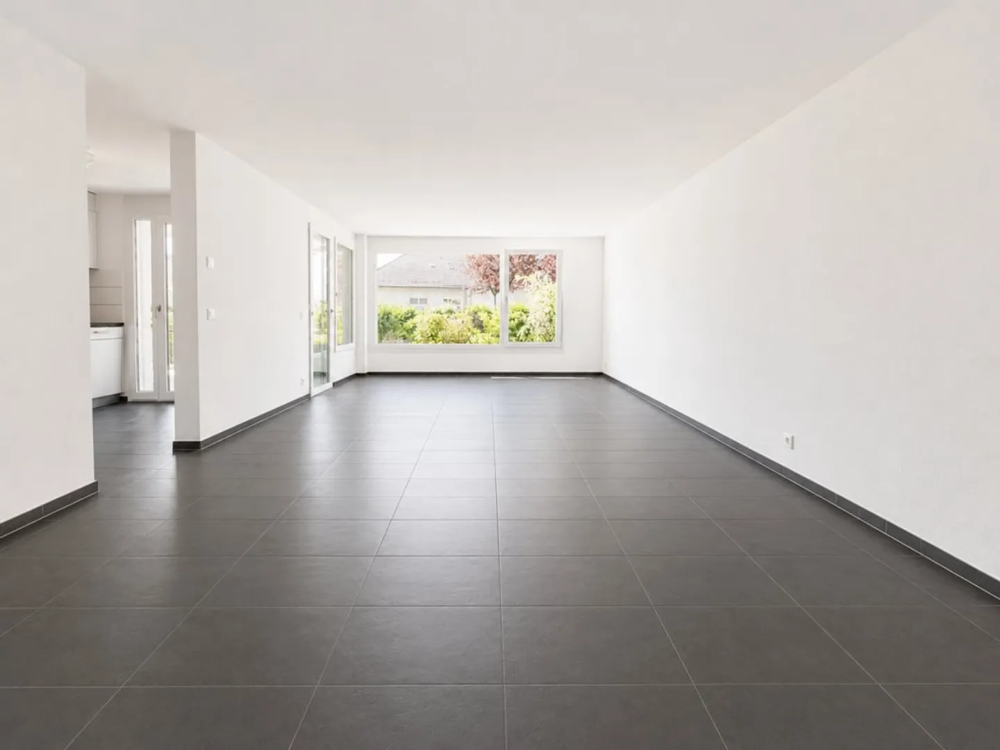 Spacious 4½-room apartment with garden seating area - Photo 3 of 9