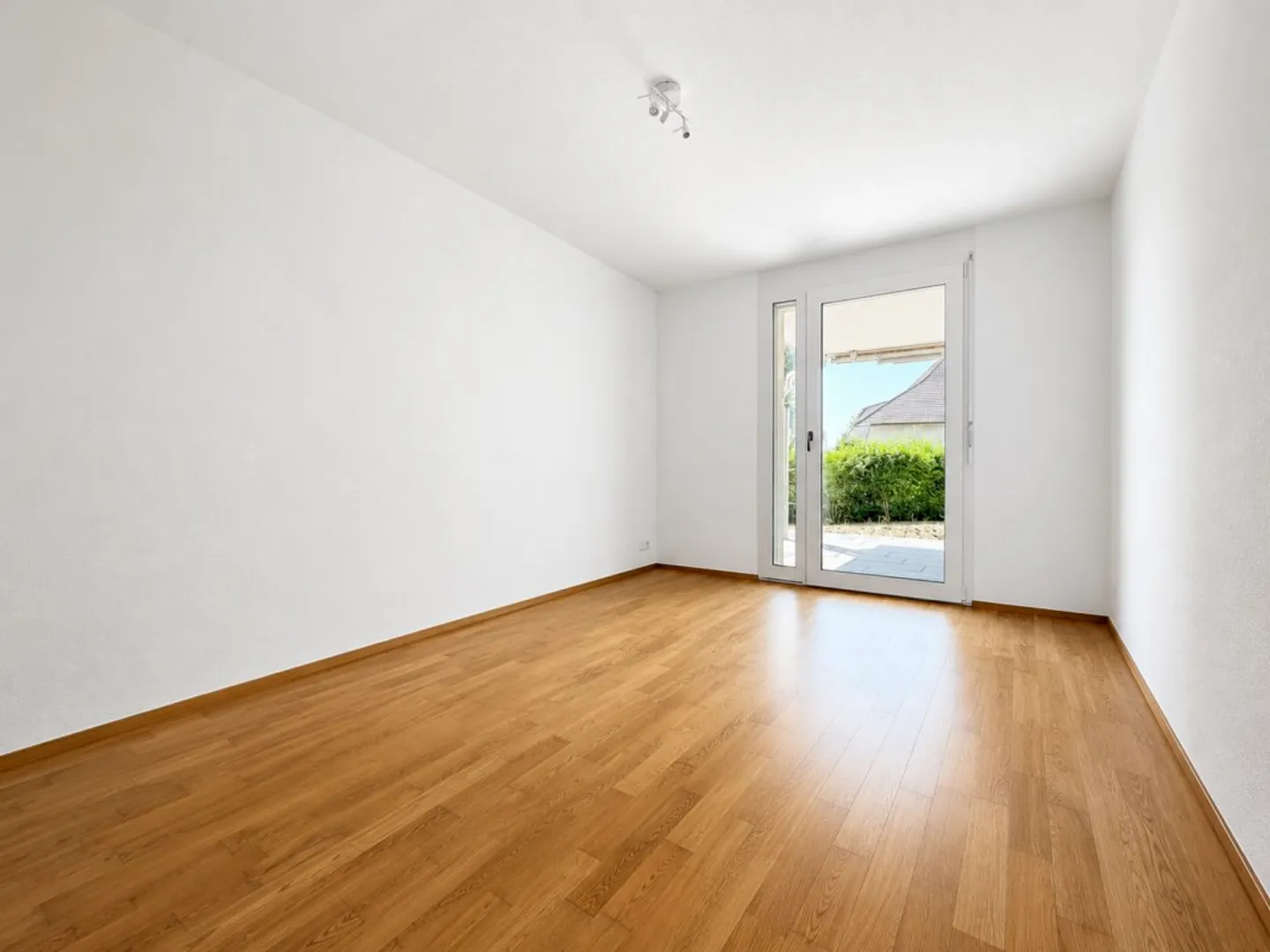 Spacious 4½-room apartment with garden seating area - Photo 2 of 9