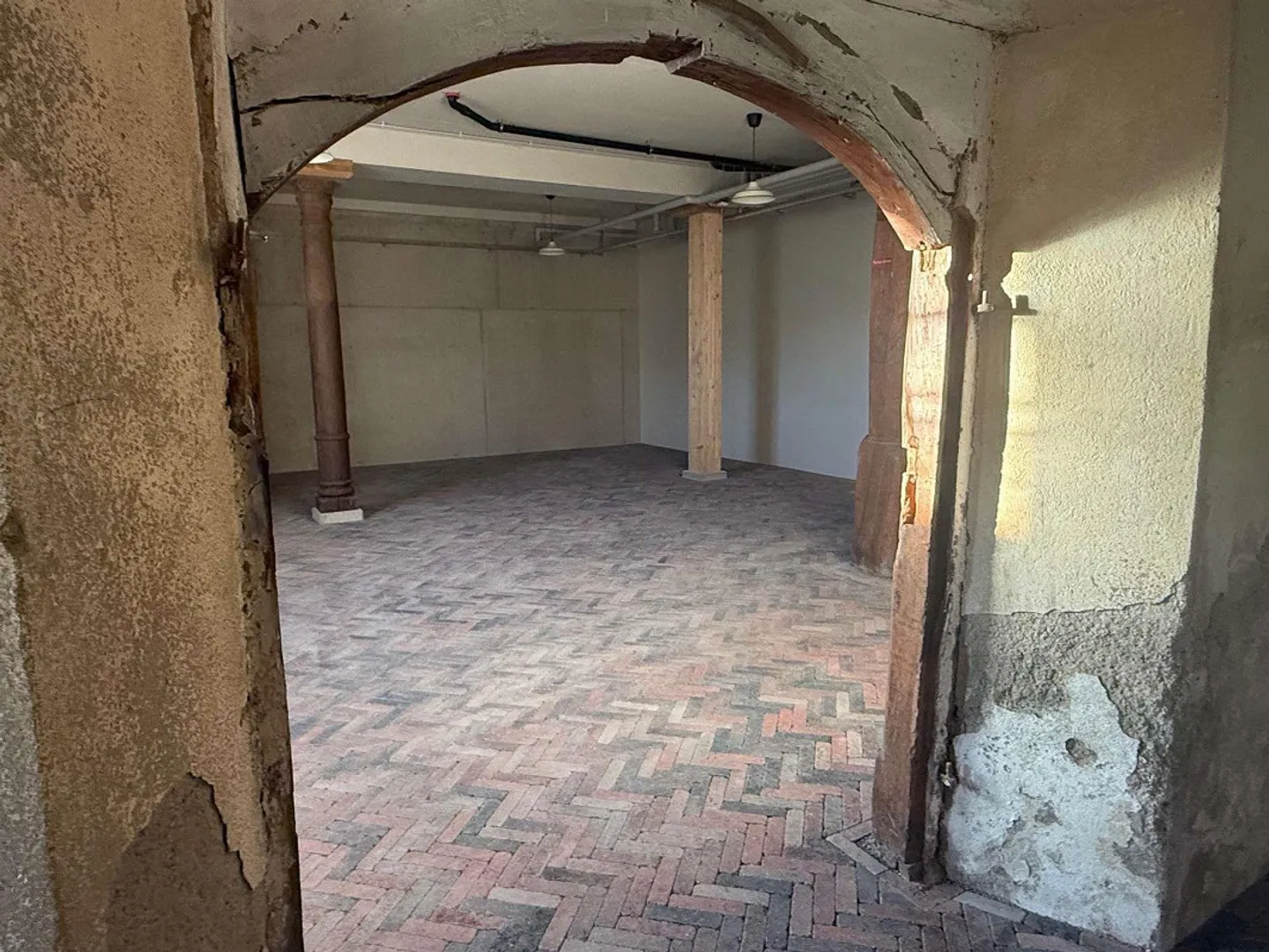 Atelier / Espace de stockage dans un bâtiment historique - Photo 1 sur 8