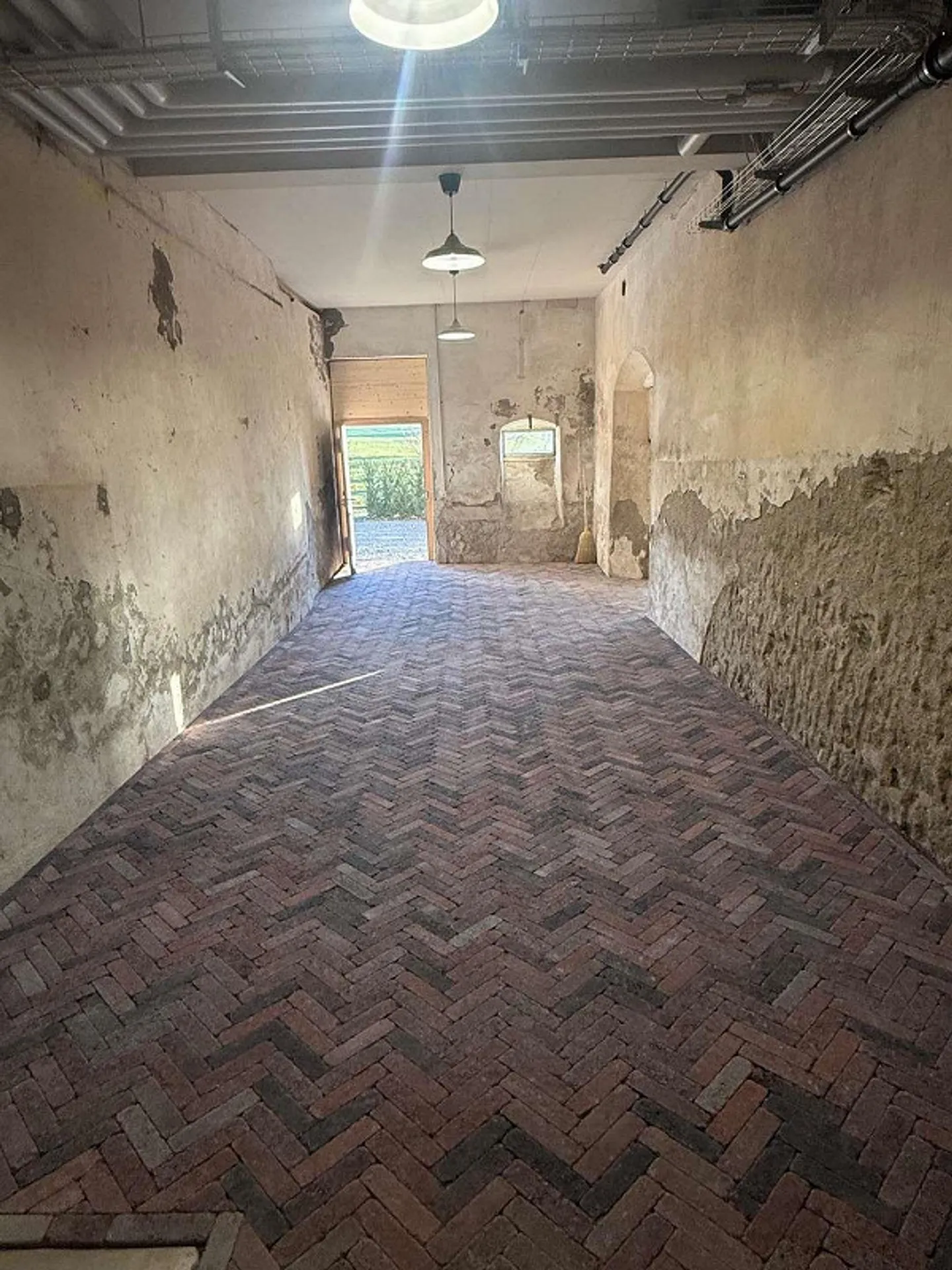 Atelier / Espace de stockage dans un bâtiment historique - Photo 4 sur 8