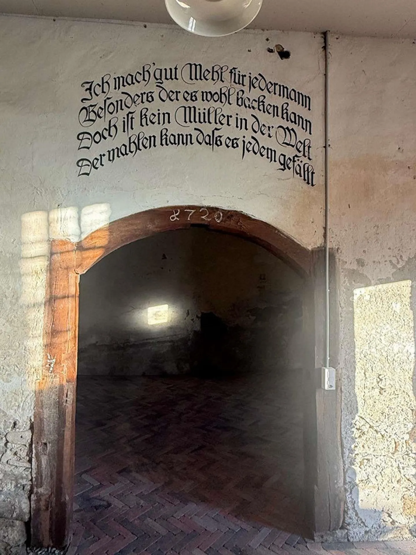 Atelier / Espace de stockage dans un bâtiment historique - Photo 5 sur 8