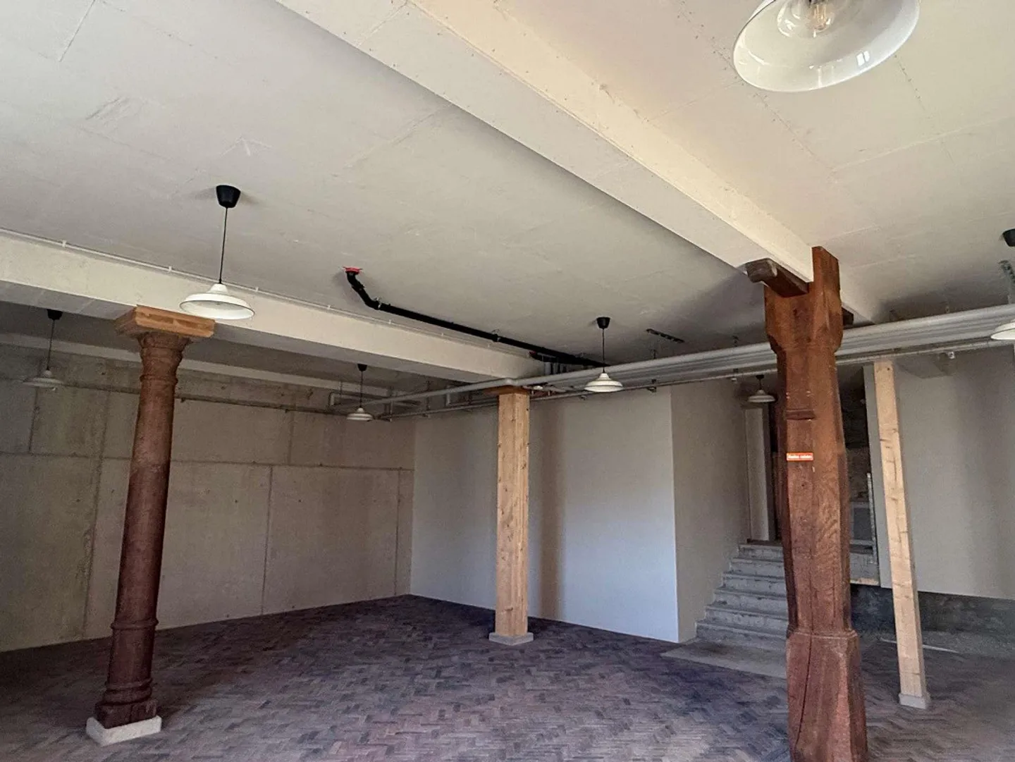 Atelier / Espace de stockage dans un bâtiment historique - Photo 2 sur 8