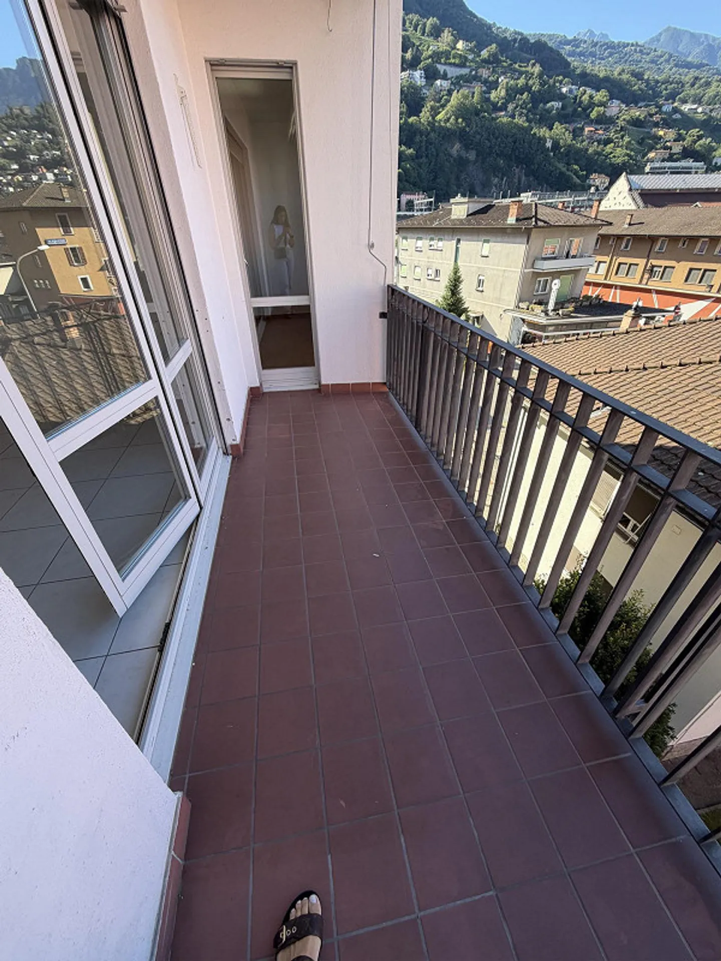 Apartment with Balcony and Mountain View - Photo 3 of 13