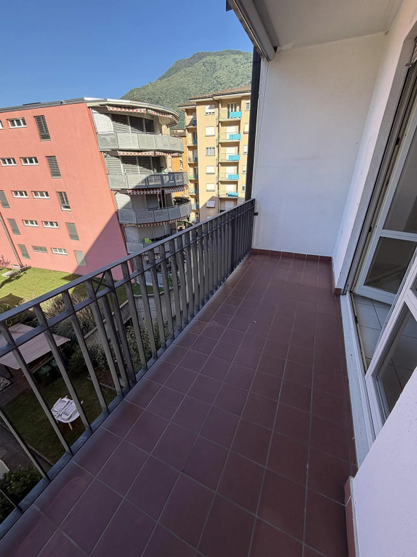 Apartment with Balcony and Mountain View - Photo 4 of 13