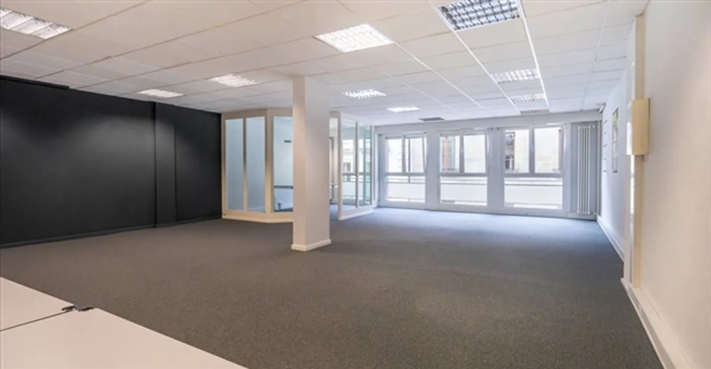 «Bureau» - Foto 11 von 14