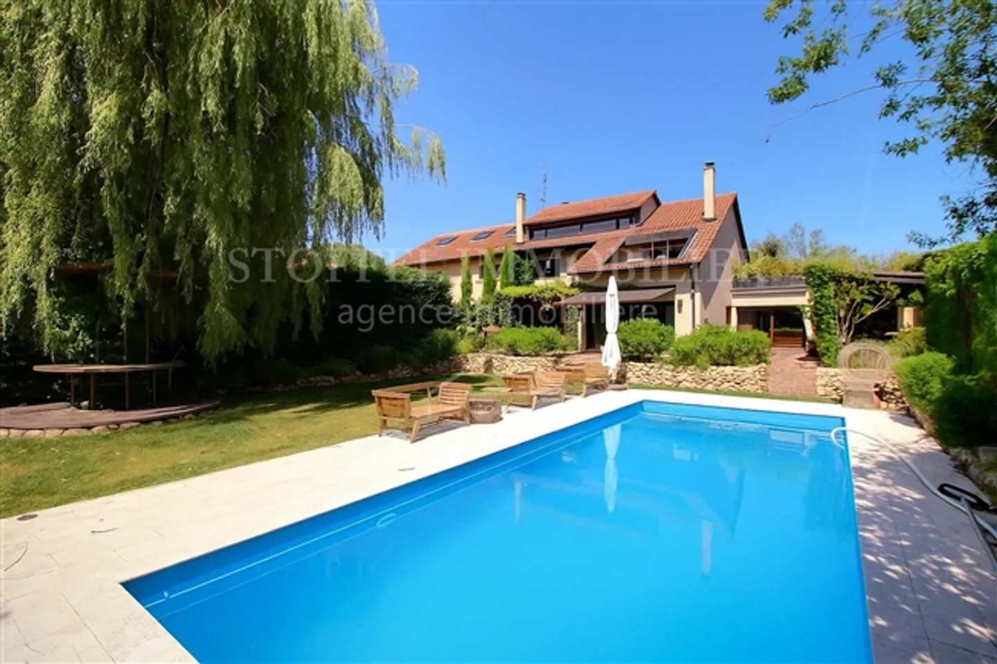 Davanti alla porta della città, grande villa con piscina - Foto 1 di 14