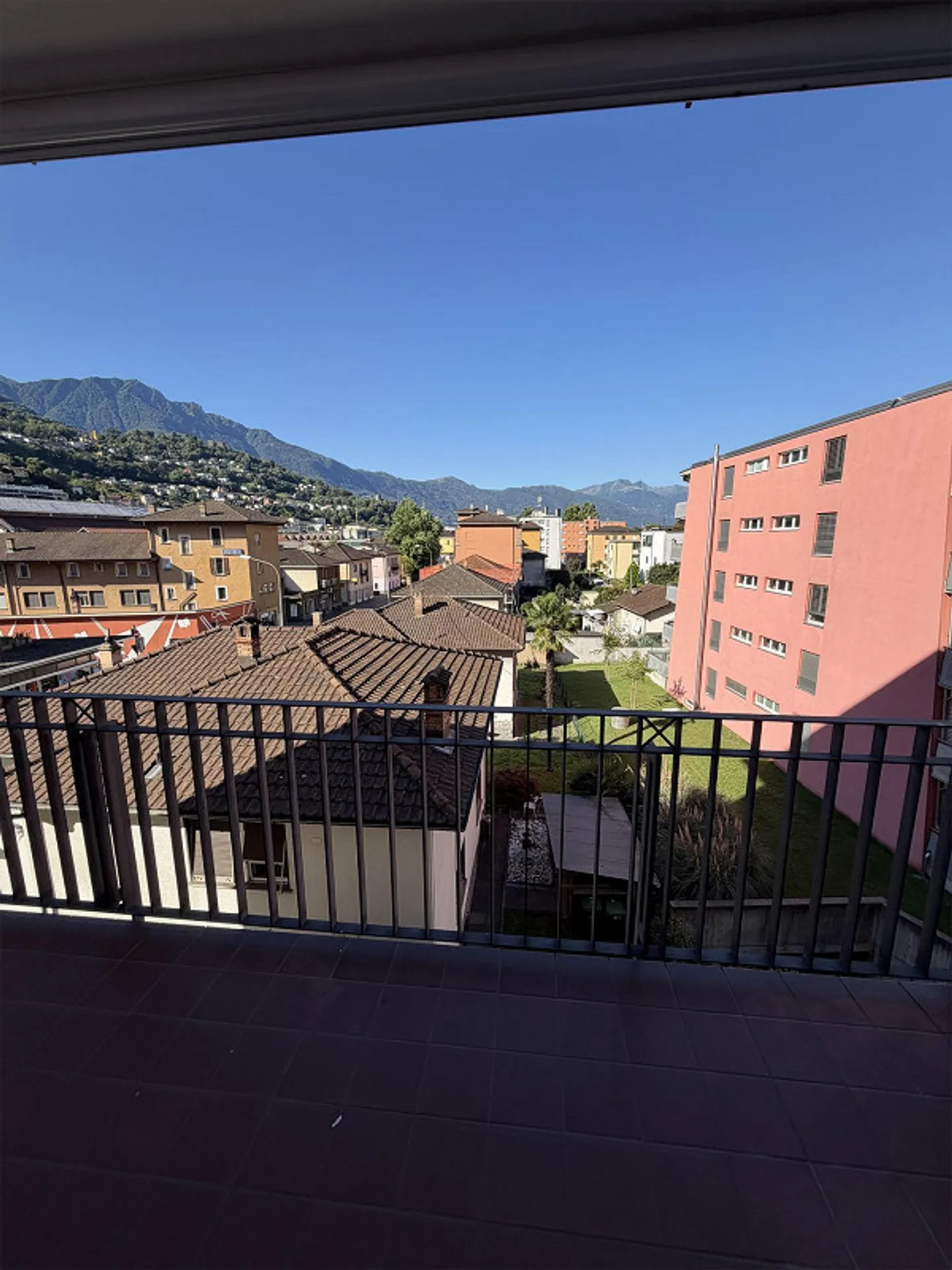 Apartment with Balcony and Mountain View - Photo 5 of 13