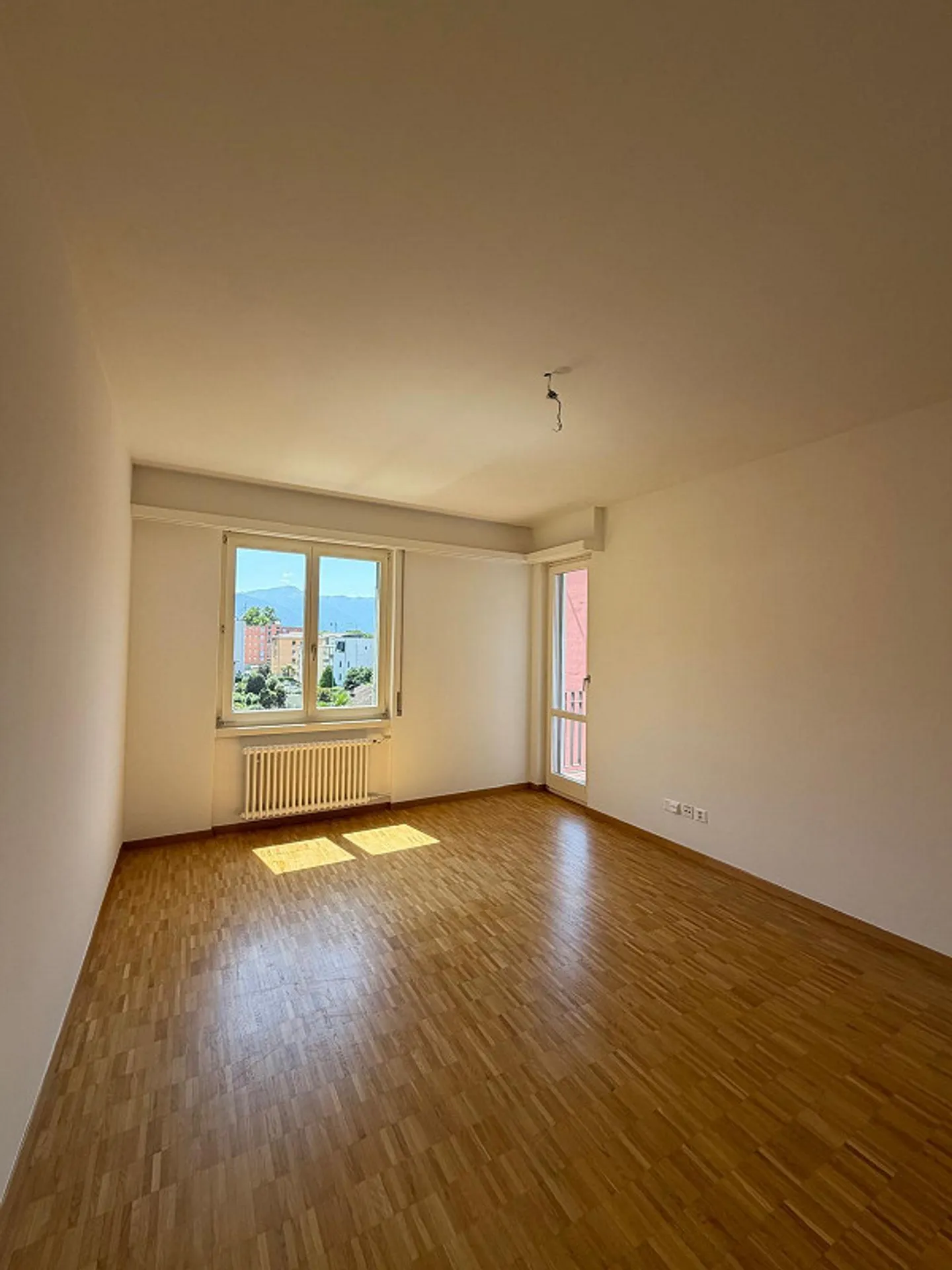 Apartment with Balcony and Mountain View - Photo 9 of 13