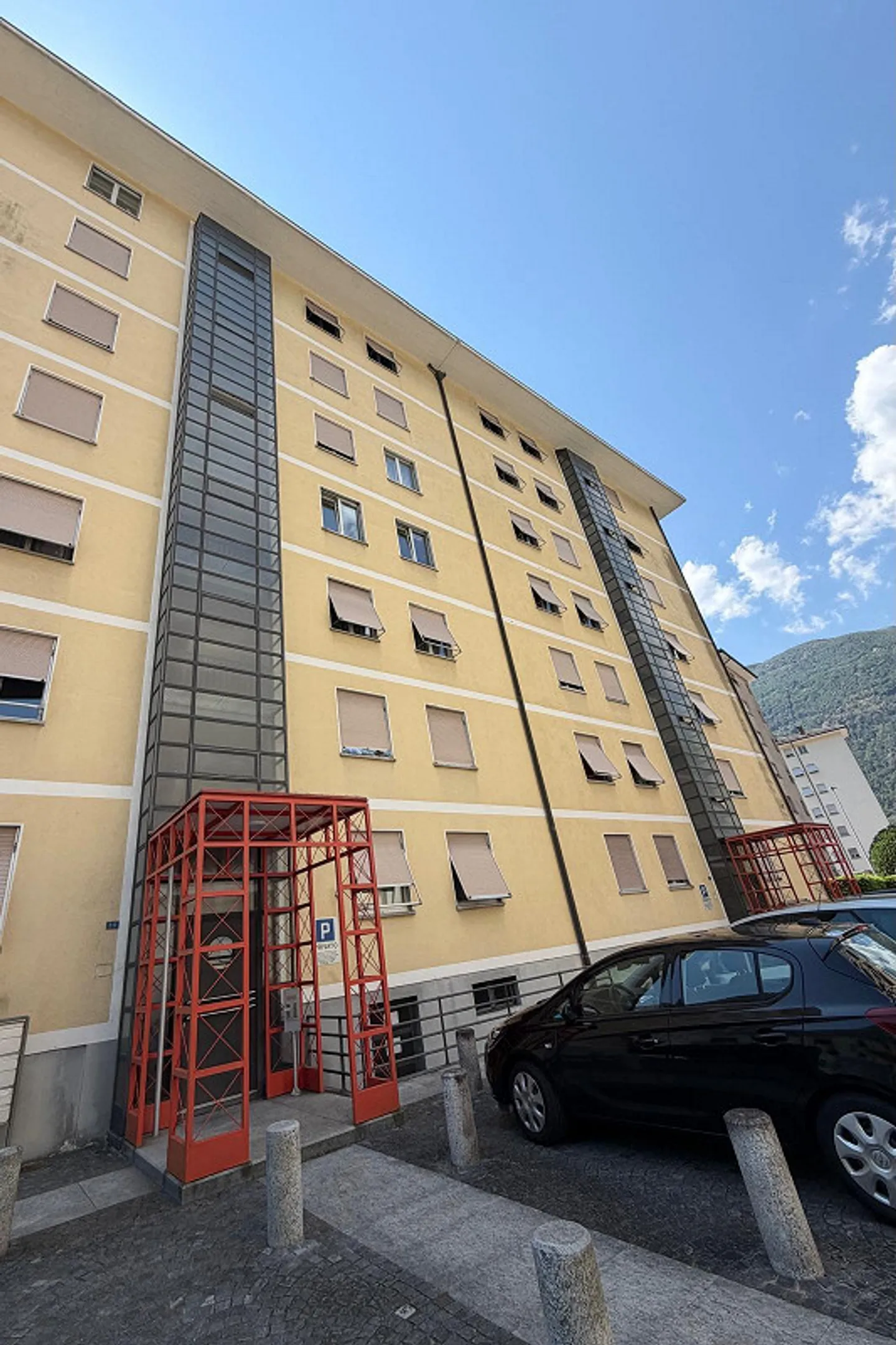 Apartment with Balcony and Mountain View - Photo 13 of 13