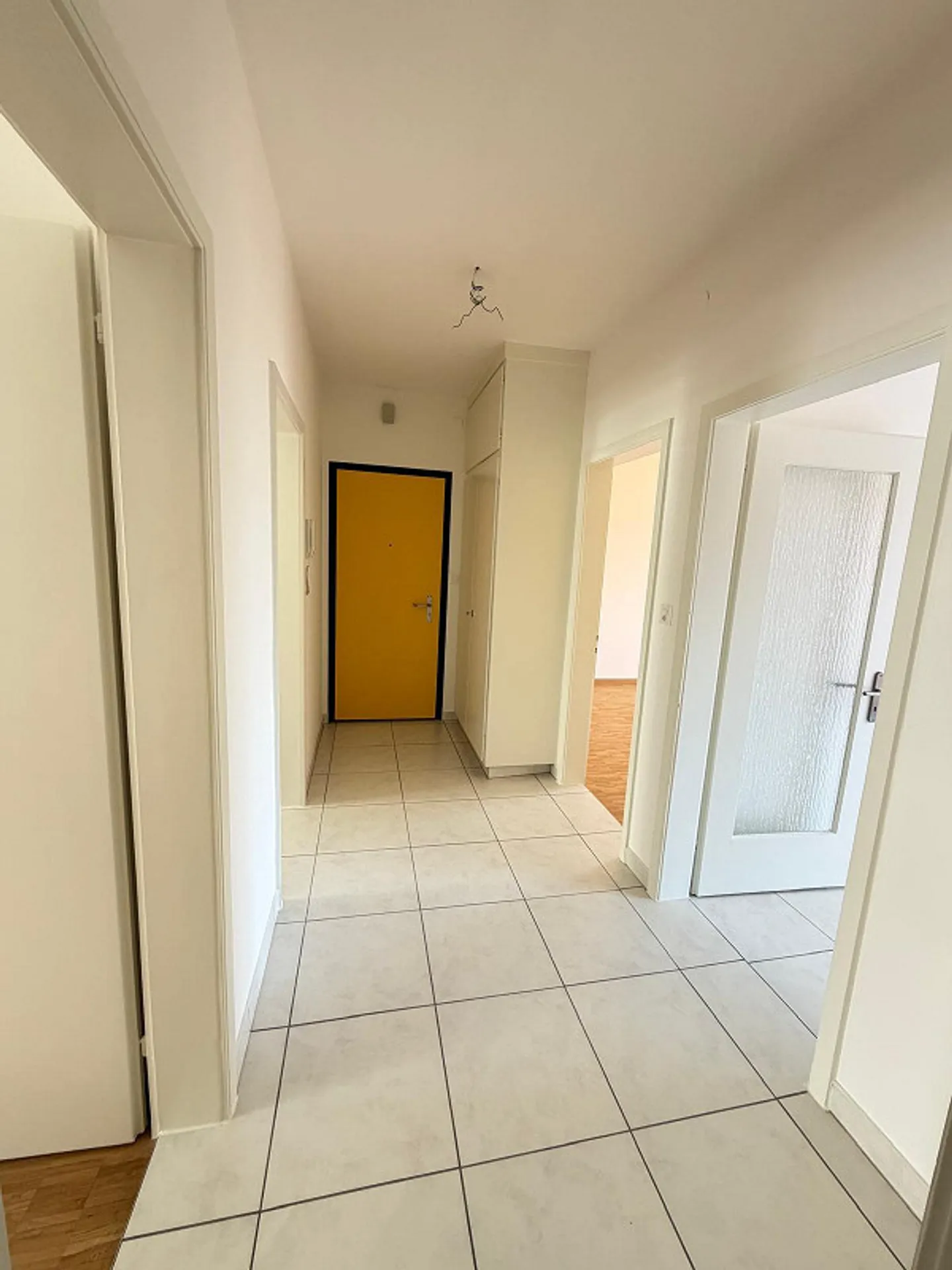 Apartment with Balcony and Mountain View - Photo 7 of 13