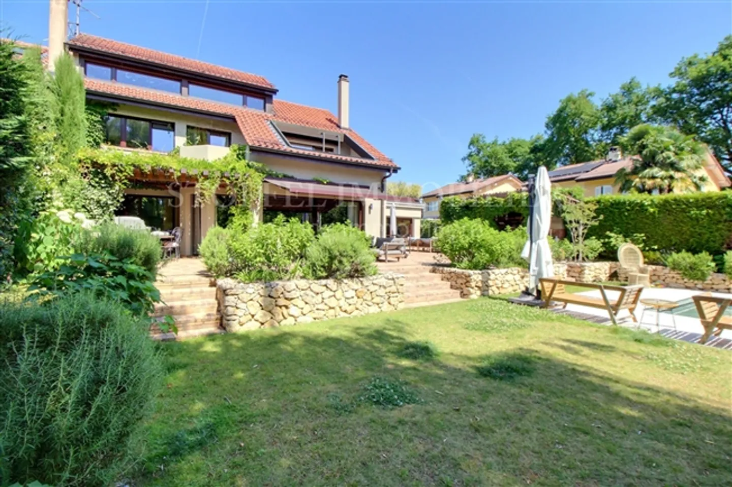 Davanti alla porta della città, grande villa con piscina - Foto 2 di 14