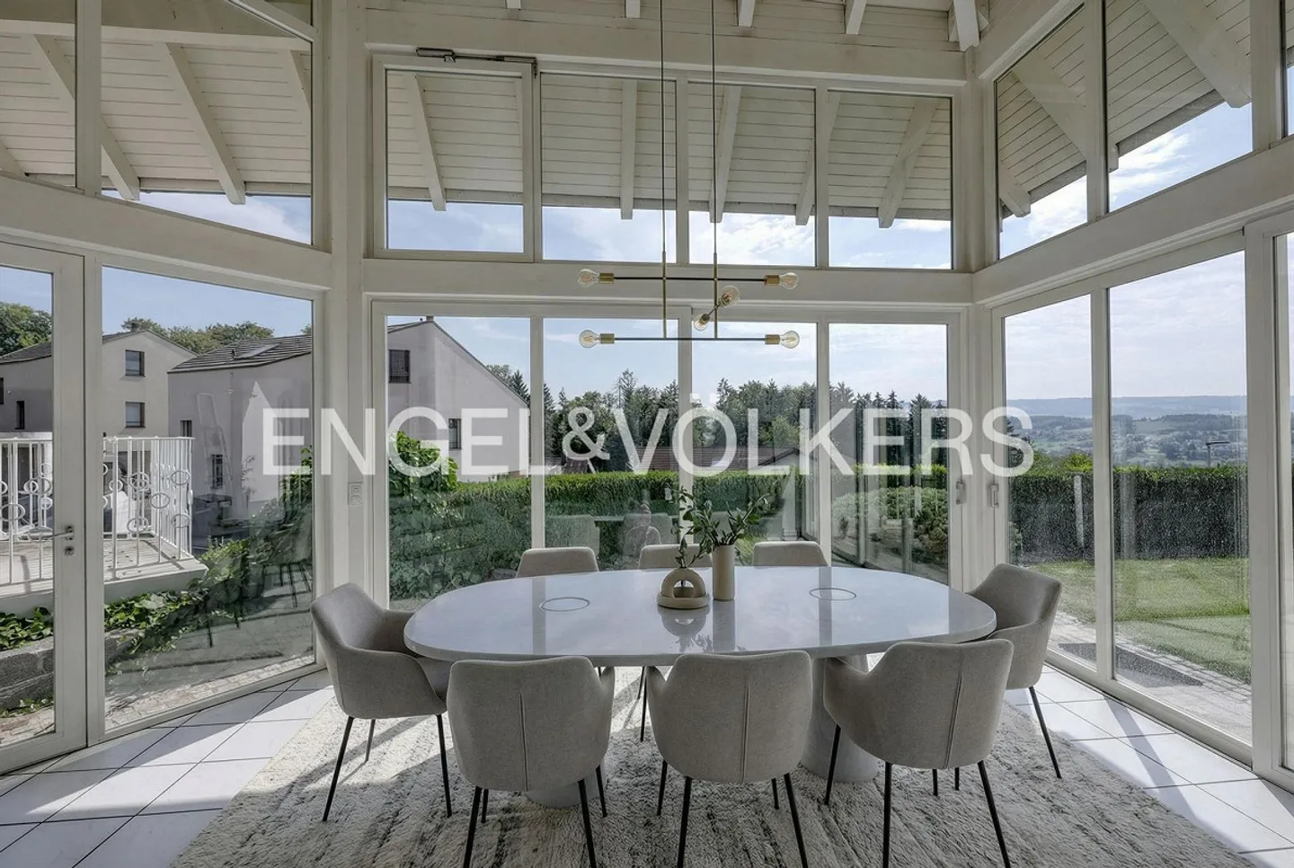 Spacious, classic and modern - Living with a view - Photo 1 of 9