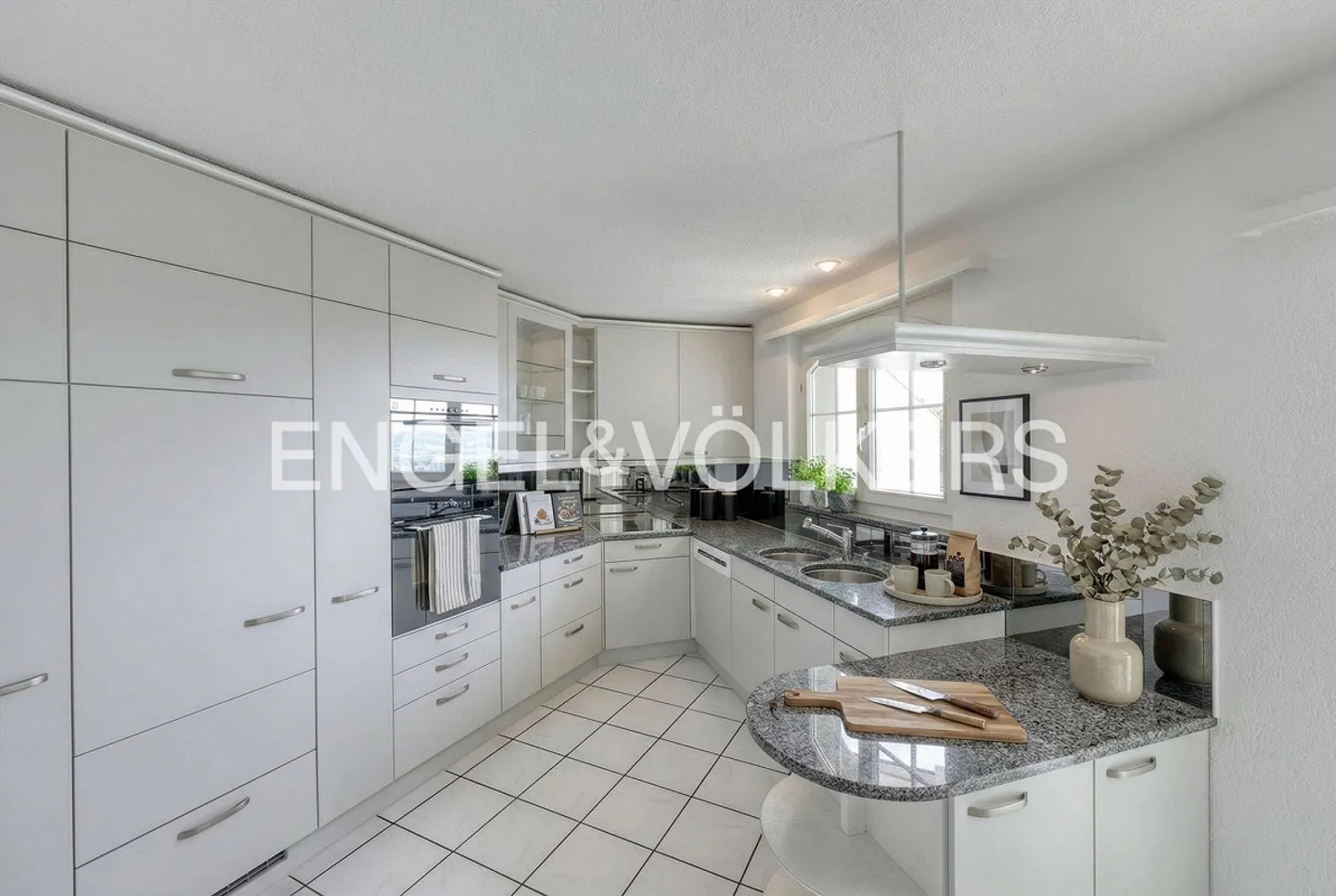 Spacious, classic and modern - Living with a view - Photo 4 of 9