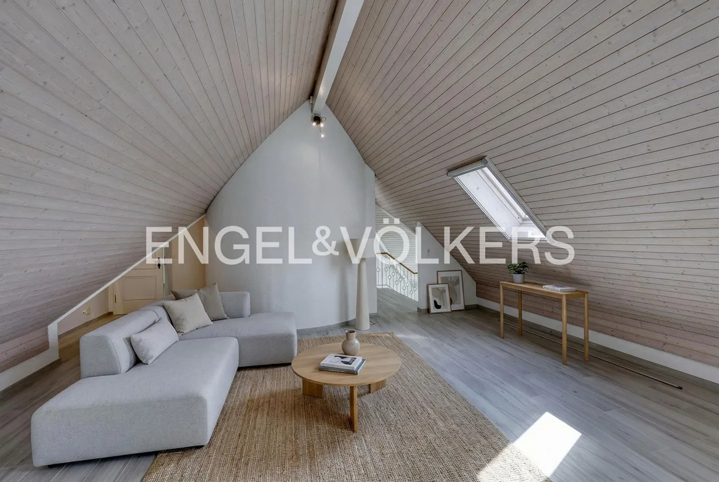 Spacious, classic and modern - Living with a view - Photo 8 of 9