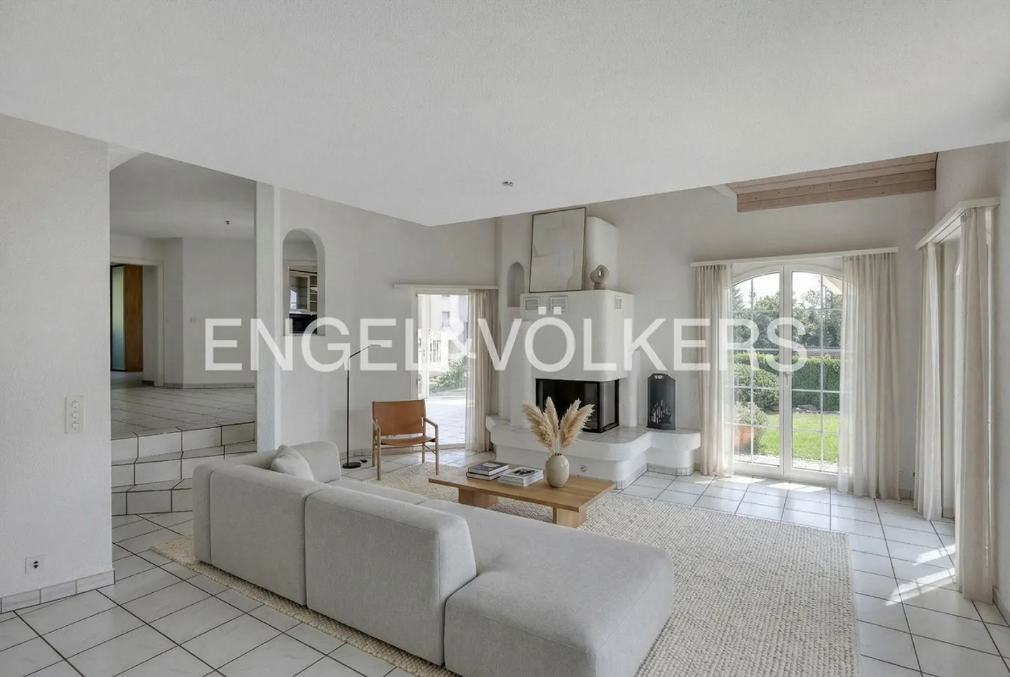 Spacious, classic and modern - Living with a view - Photo 2 of 9