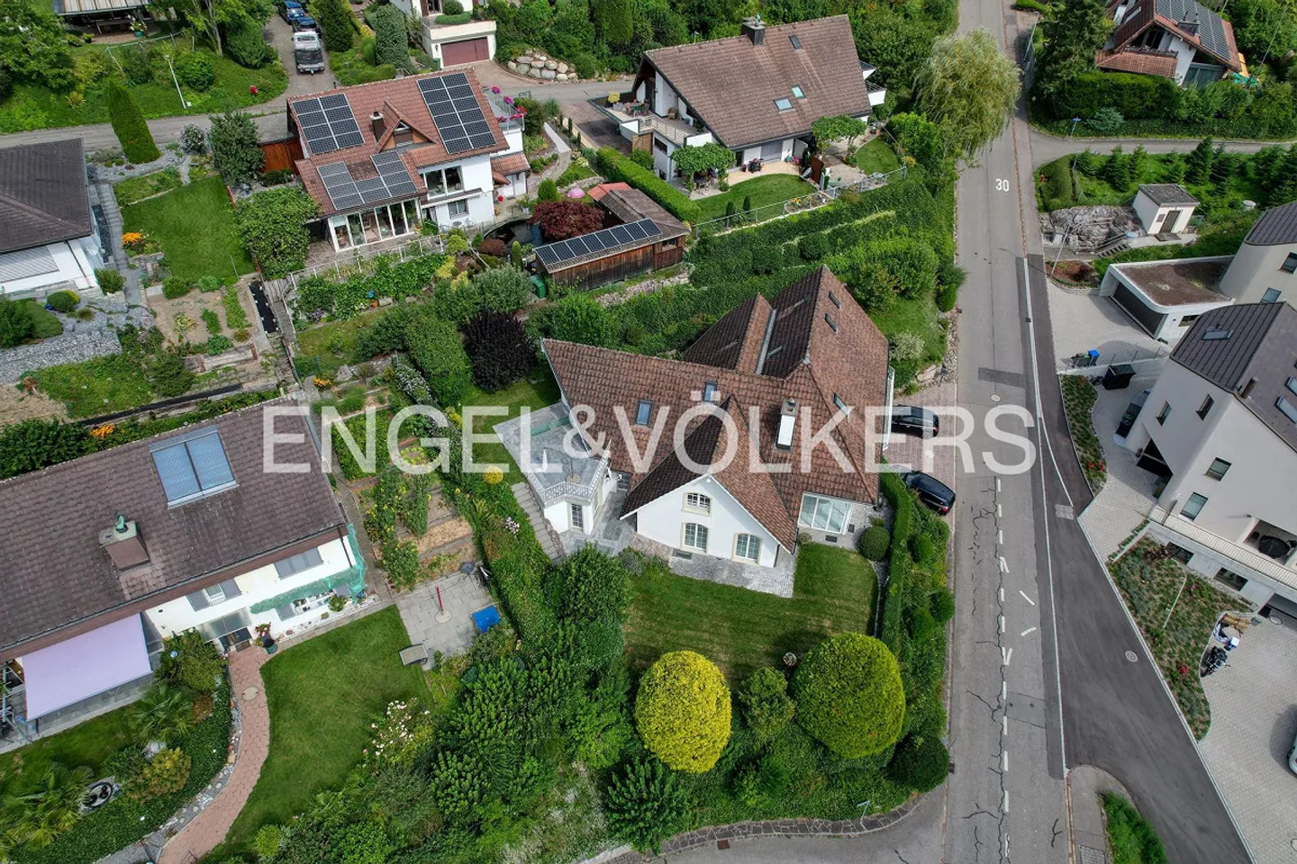 Spacious, classic and modern - Living with a view - Photo 3 of 9