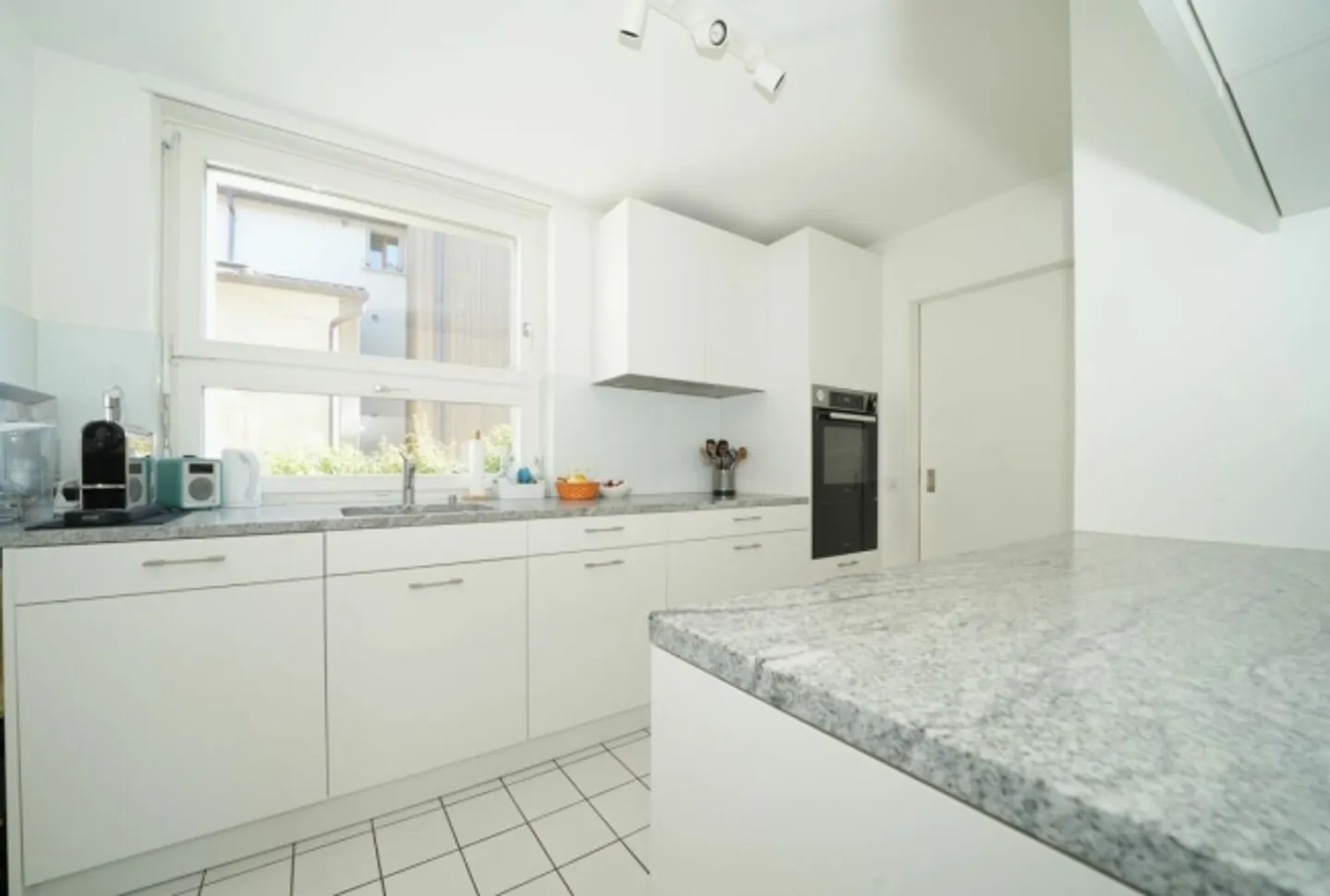 Ampio appartamento duplex con giardino e veranda in posizione centrale - Foto 7 di 11
