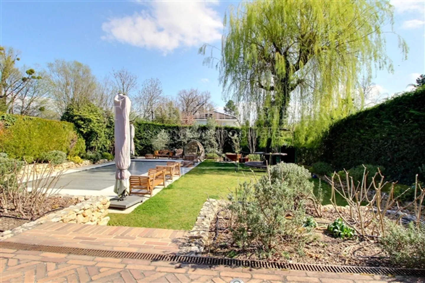 Davanti alla porta della città, grande villa con piscina - Foto 3 di 14