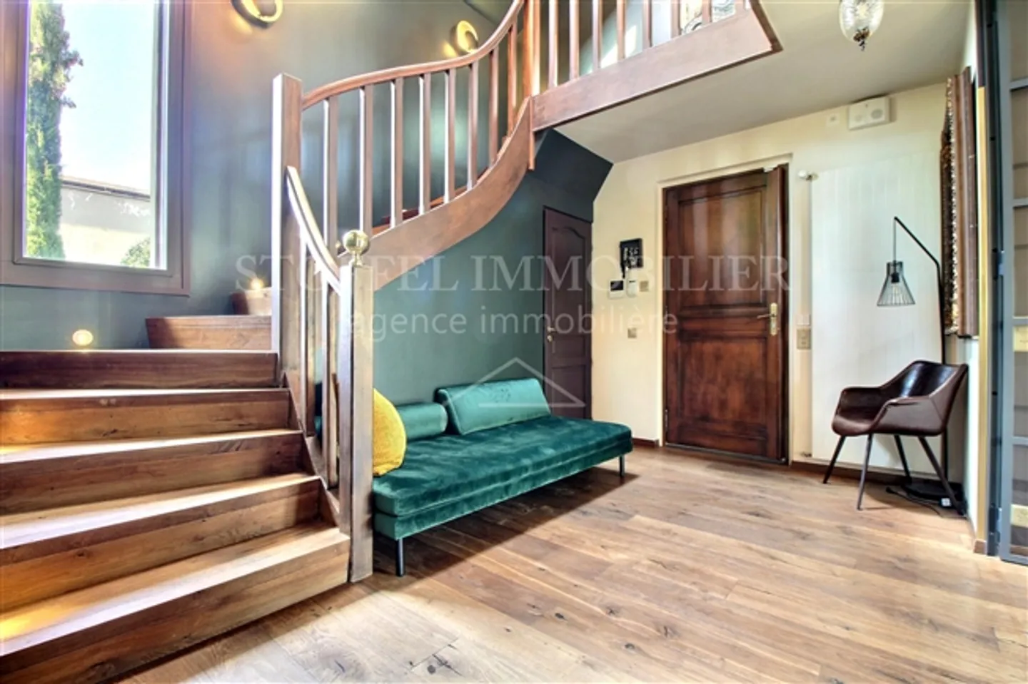 Davanti alla porta della città, grande villa con piscina - Foto 4 di 14