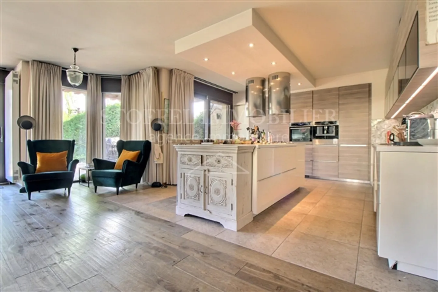 Davanti alla porta della città, grande villa con piscina - Foto 5 di 14