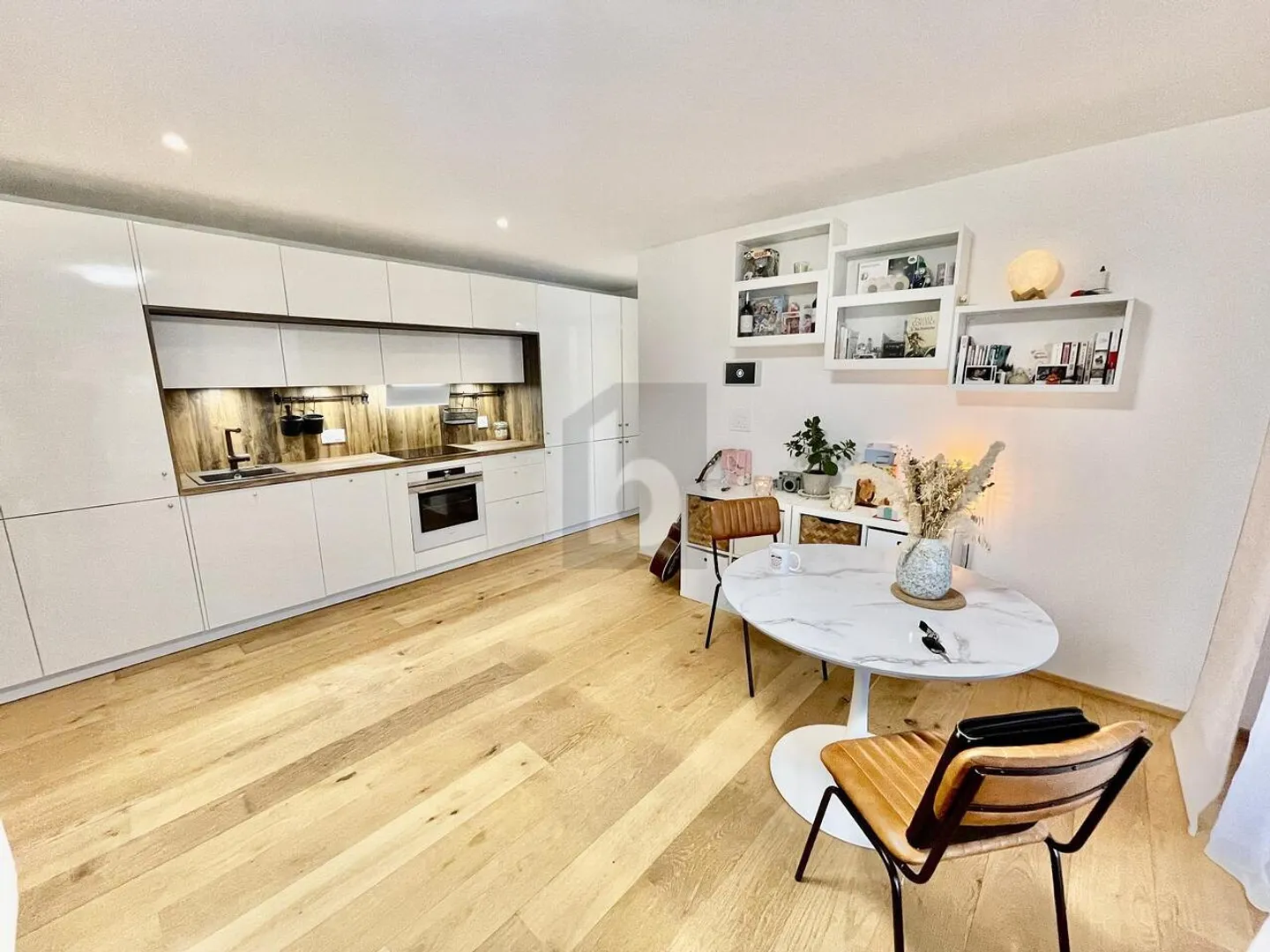 Appartement spacieux avec terrasse - Photo 3 sur 6