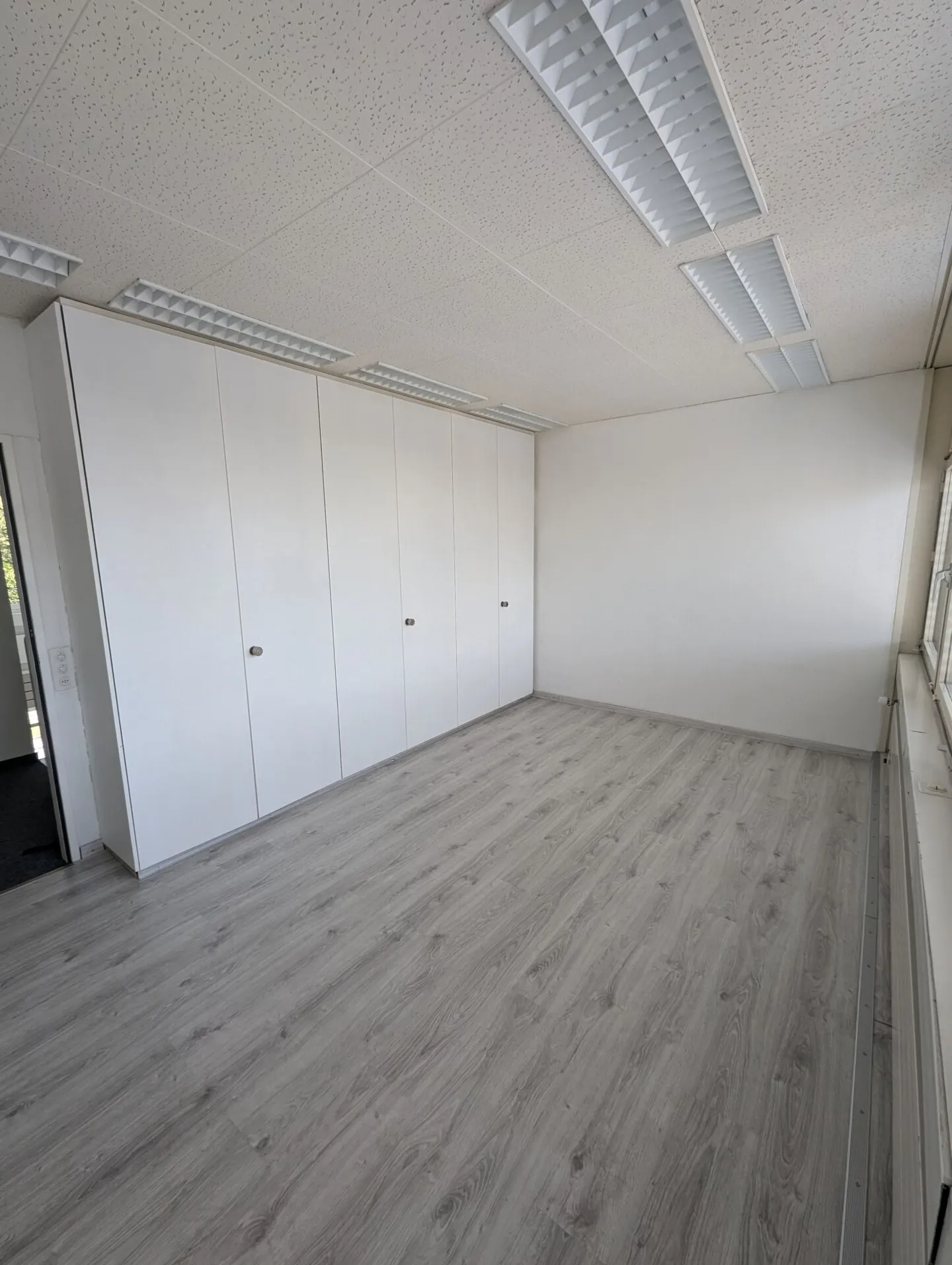 Bureau dans un emplacement pratique - Photo 4 sur 5