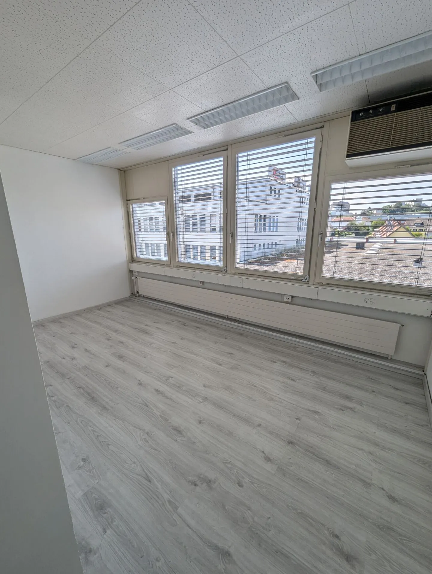 Bureau dans un emplacement pratique - Photo 5 sur 5