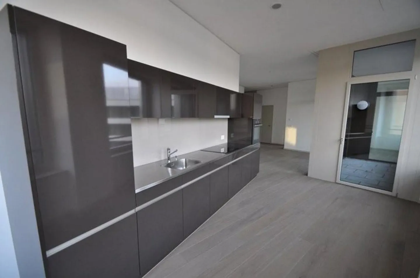 Vie citadine élégante dans la tour Limmat - Photo 2 sur 8