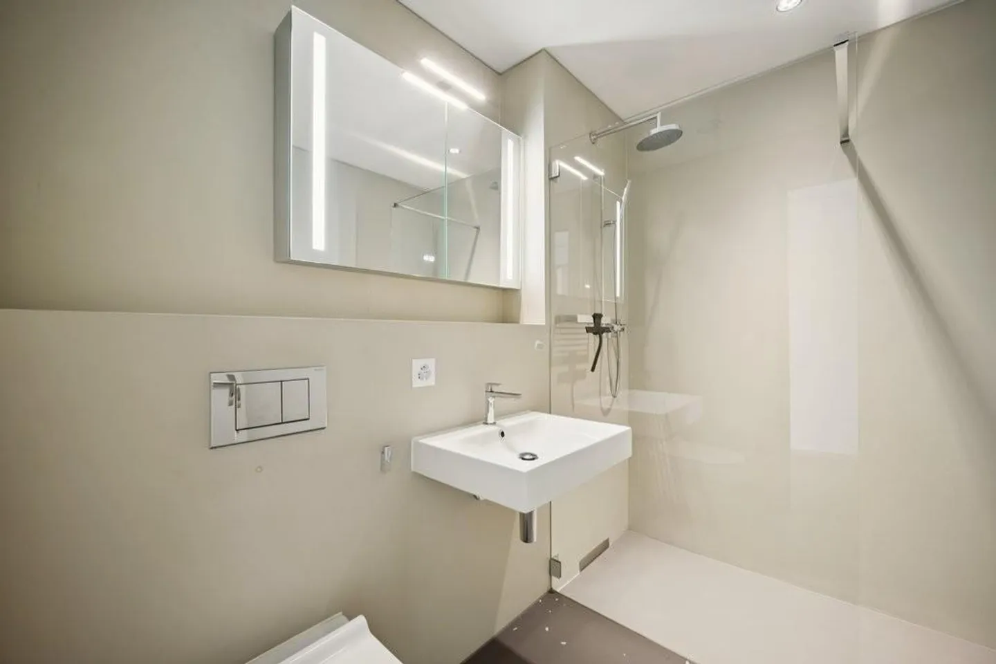 Vie citadine élégante dans la tour Limmat - Photo 3 sur 8